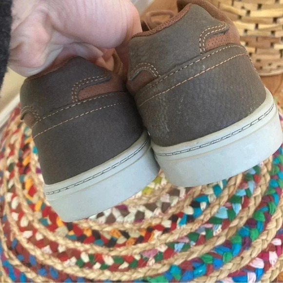 New  Levi’s tan brown sneakers - Picture 8 of 8